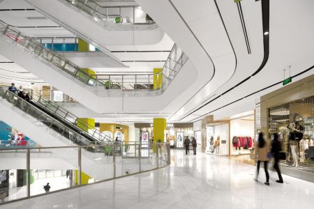 ambiente de shopping com diversas lojas para quem busca aluguel em shopping center