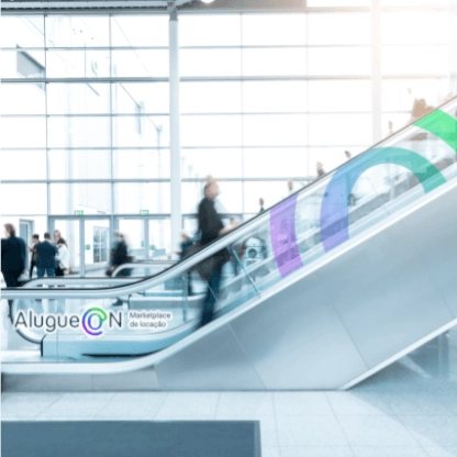 escada rolante com homem de terno no inicio da escada