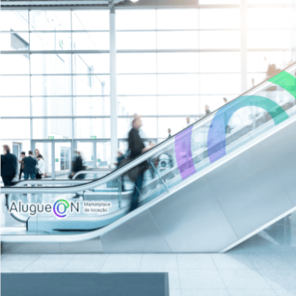 escada rolante com homem de terno no inicio da escada