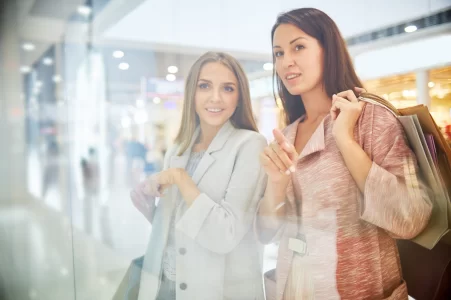 Duas mulheres buscam por saber como vender mais em shopping centers