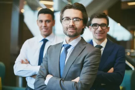 empresários de terno e braços cruzados olhando para a câmera - como empreender com pouco dinheiro