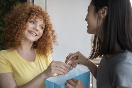 Vendedora oferece brindes para investir na fidelização de clientes