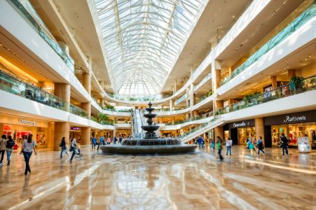 Corretor repleto de franquias em shopping