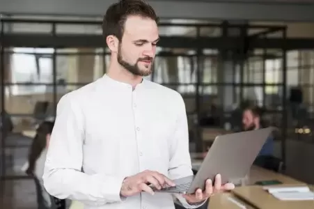 homem de negócios em pé trabalhando no computador - pesquisa de mercado