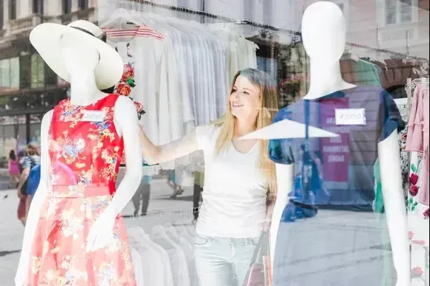 Como organizar vitrine de loja: 10 passos para encantar os clientes!