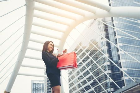 Mulher em busca de shoppings para abrir um negócio