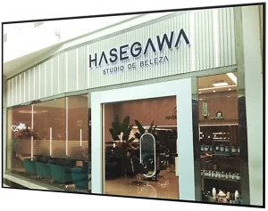 fachada de loja com nome Hasegawa na porta com vitrines de vidro transparente