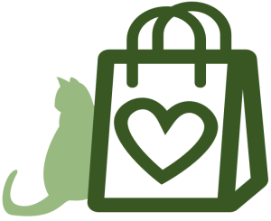 gato sentado atrás de uma sacola de compras
