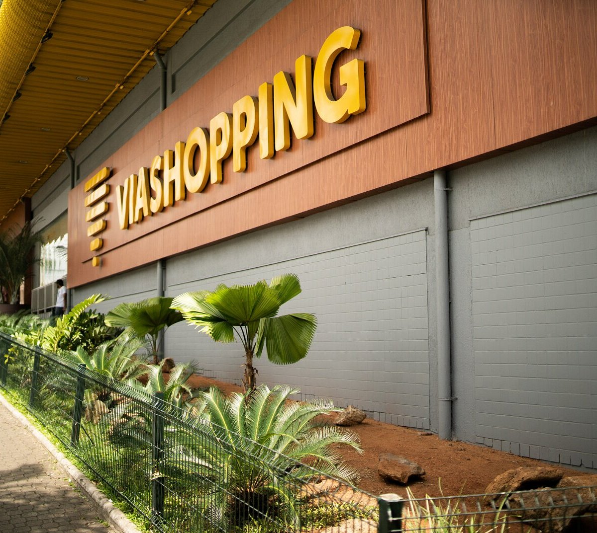 VIA SHOPPING.jpg