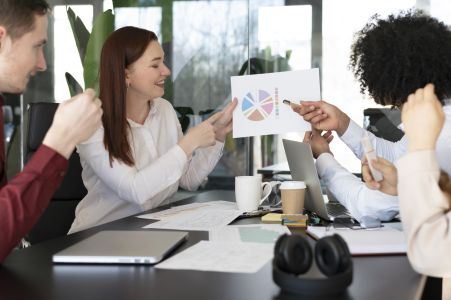 Funcionários avaliam medidas de marketing para negócios para expandir as operações em shoppings.