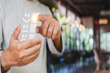 Cliente responde pesquisa de satisfação para medir o nível da experiência do cliente