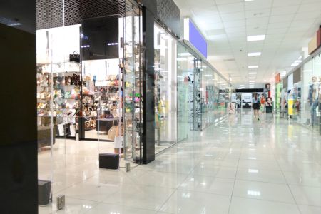 A fotografia do corredor de um shopping é a capa do texto "quanto custa aluguel de loja em shopping"
