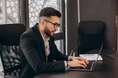 homem de negócios mexendo no computador e decidindo qual a melhor franquia para investir