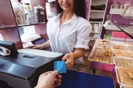 cliente-fazendo-pagamento-por-cartao-de-credito-em-quiosque-franquias-de-baixo-investimento